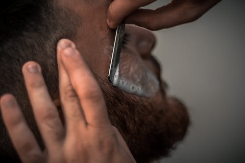 Persona Sosteniendo Una Maquinilla De Afeitar Recta Gris