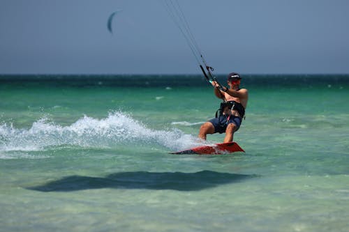 Ilmainen kuvapankkikuva tunnisteilla aurinkolasit, ilman paitaa, kitesurfer