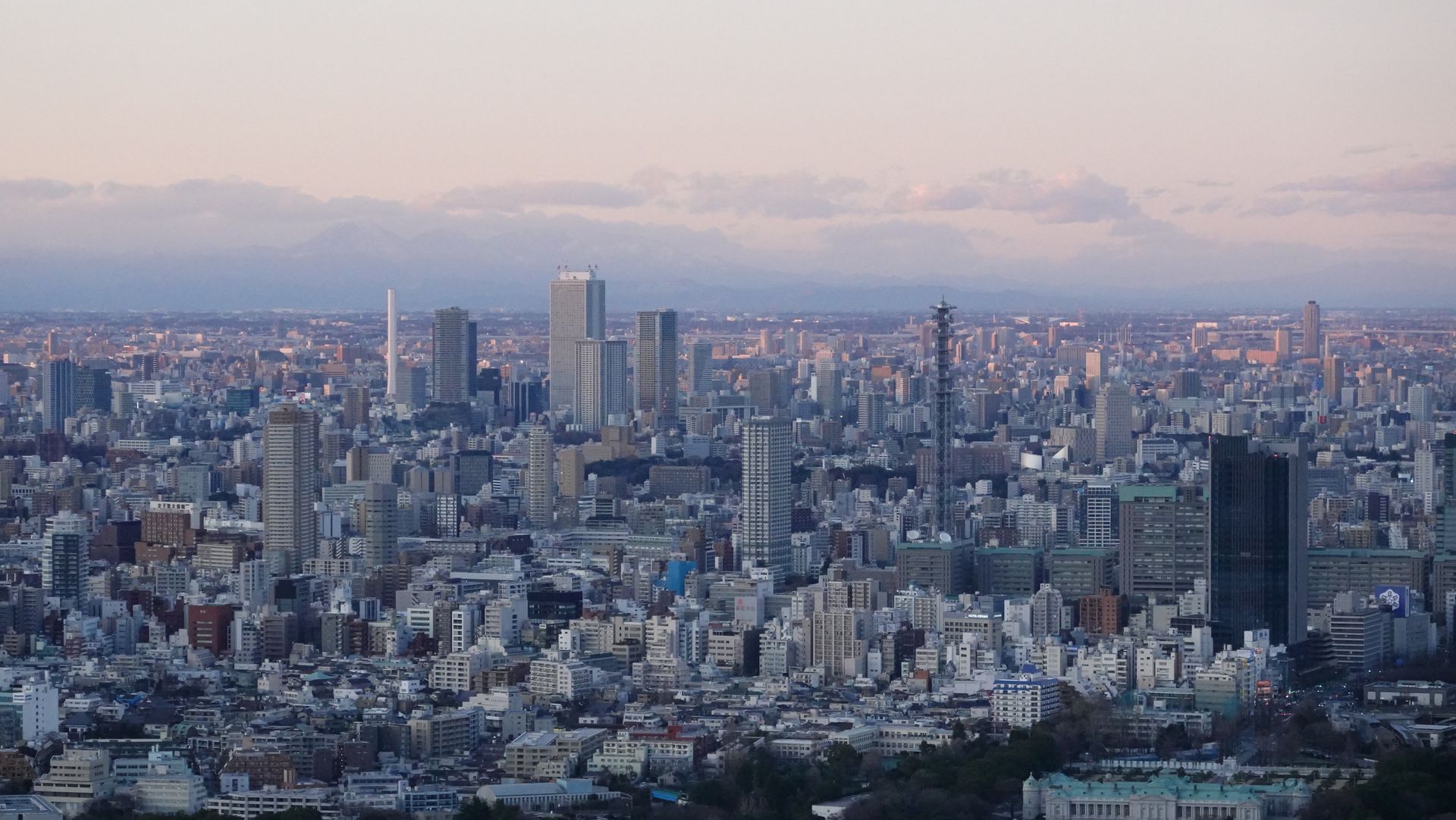 El perfil de Tokio bajo una neblina matinal azul