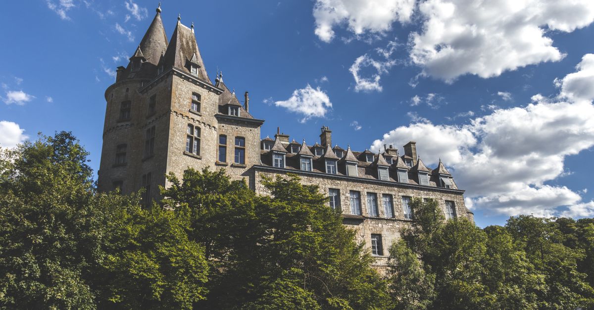 Viajero con el móvil y una eSIM para Luxemburgo sobre el casco antiguo de la capital