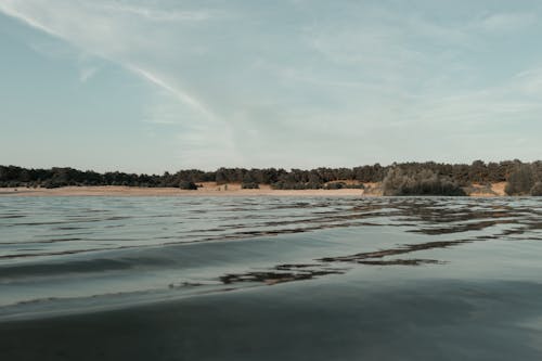 Gratis arkivbilde med blå himmel, mørkt vann, naturfotografi