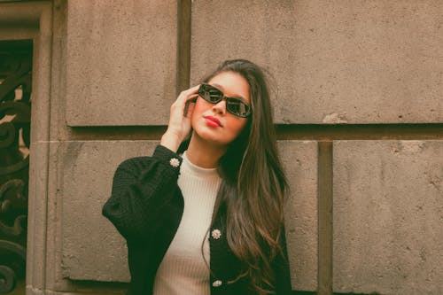 ceket, Güneş gözlüğü, Kadın içeren Ücretsiz stok fotoğraf