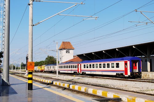 Kostenloses Stock Foto zu bahnhof, öffentliche verkehrsmittel, zug