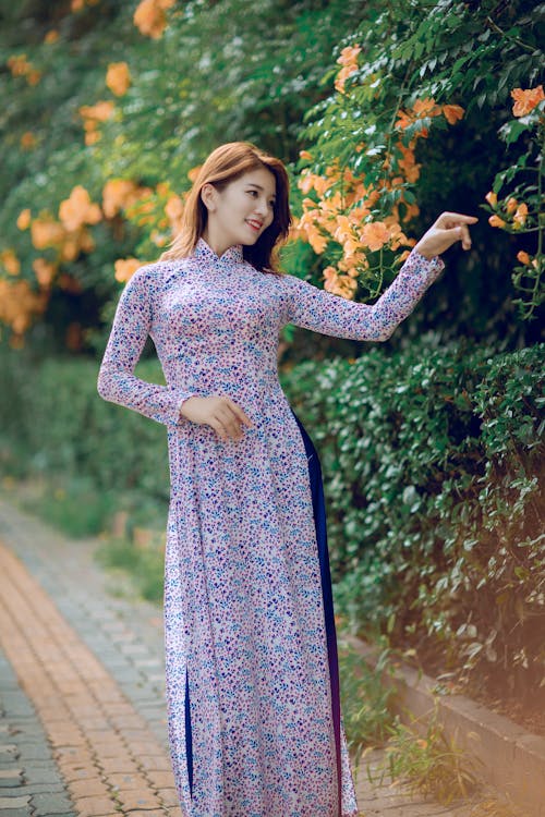 Mor çiçekli Elbiseli Kadın Fotoğrafı