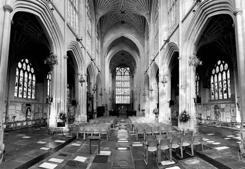 Foto d'estoc gratuïta de arquitectura gòtica, blanc i negre, catedral