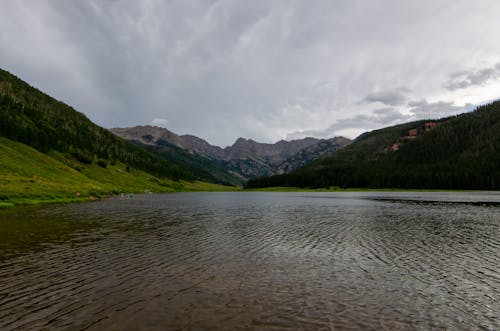 Immagine gratuita di catena montuosa, estate, lago