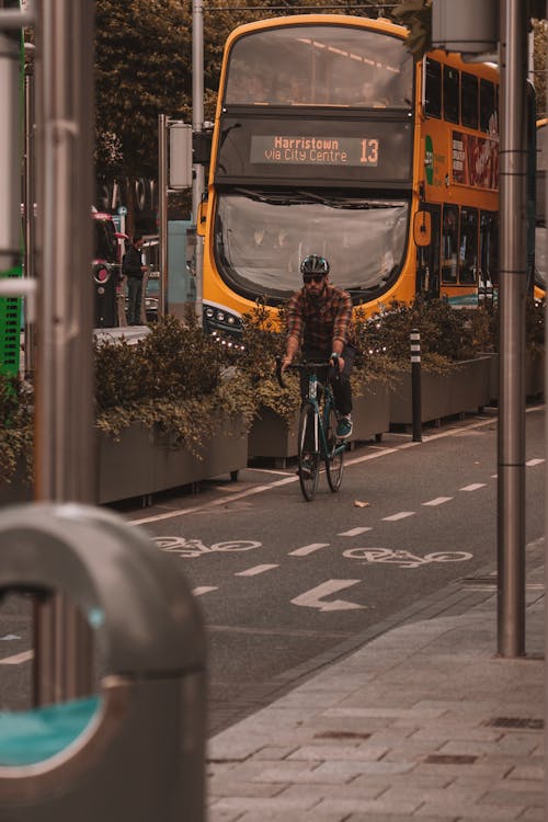 Fotos de stock gratuitas de autobús, bicicleta, carril ciclista