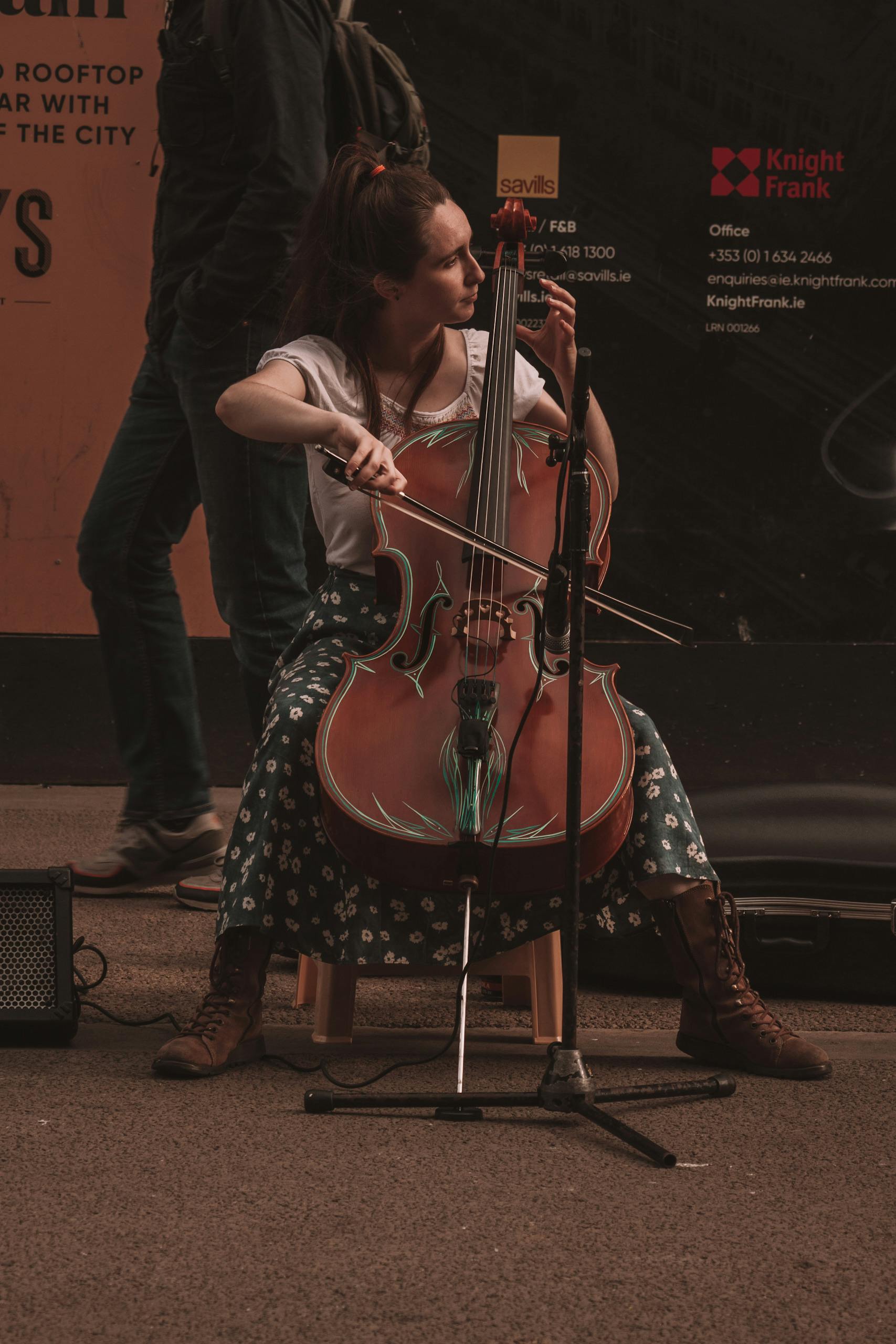 Foto de stock gratuita sobre artista callejero, chelo, instrumento musical,  jugando, mujer, música, músico, tiro vertical, violoncelista