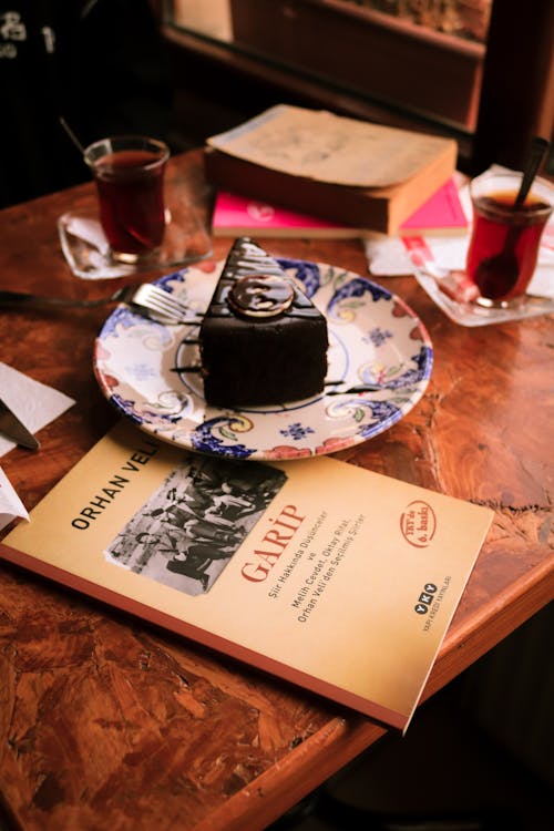 Foto profissional grátis de bolo de chocolate, fatia de bolo, livro