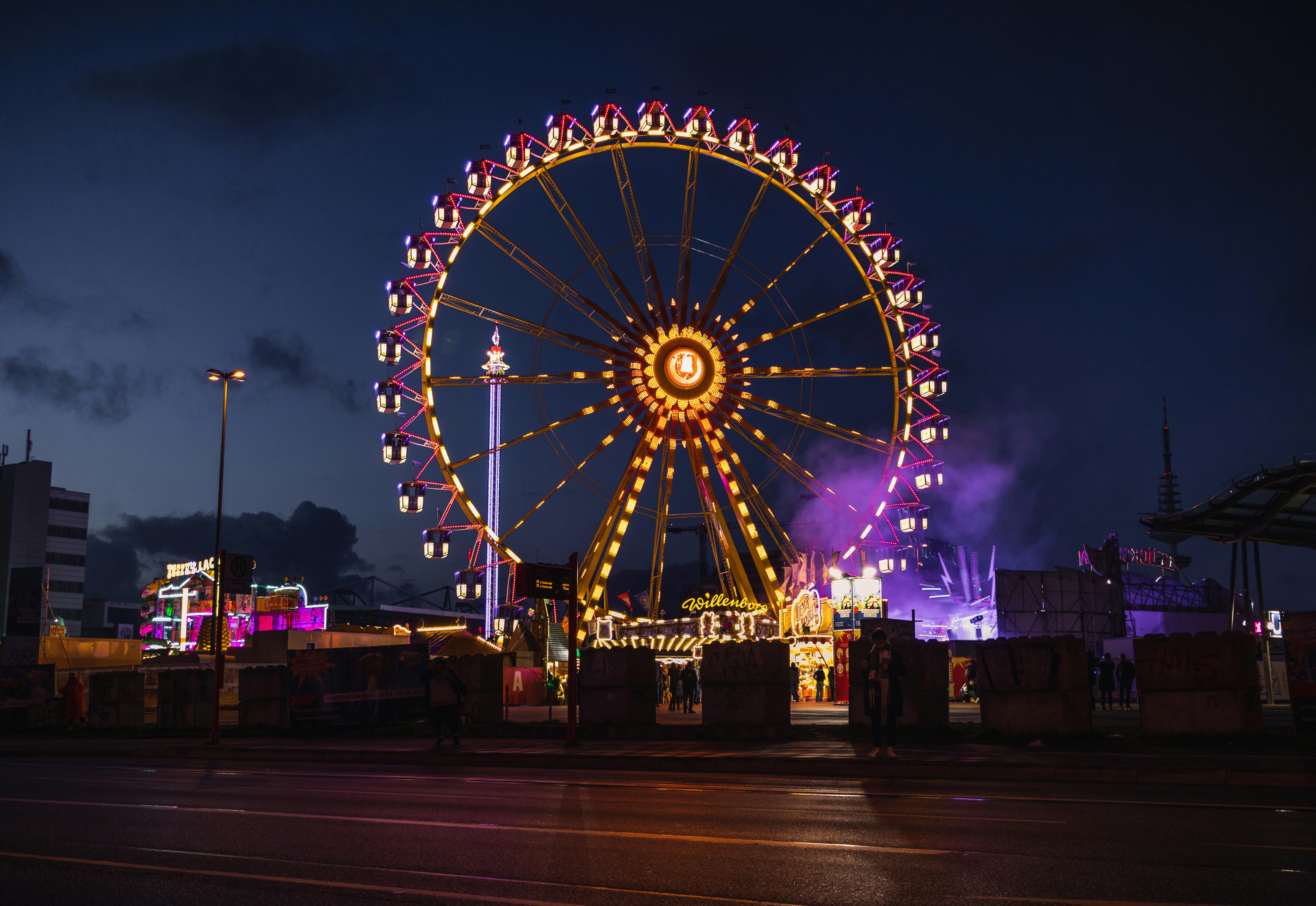 Grande roue illuminée dans la nuit