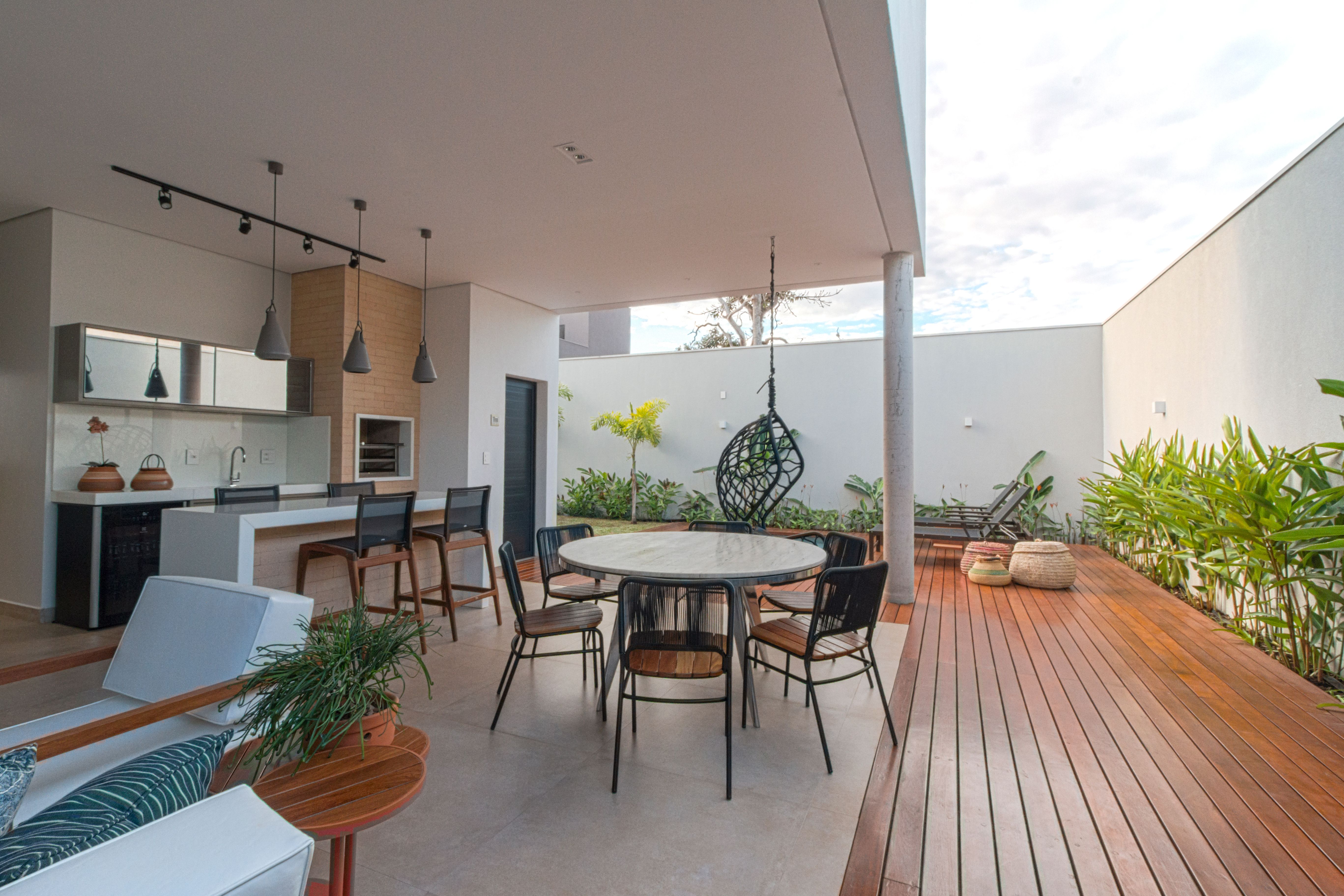 Elegant outdoor entertaining and kitchen area