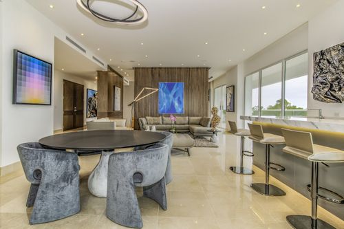 Free Stylish and luxurious modern living room with chic furniture and contemporary art. Stock Photo
