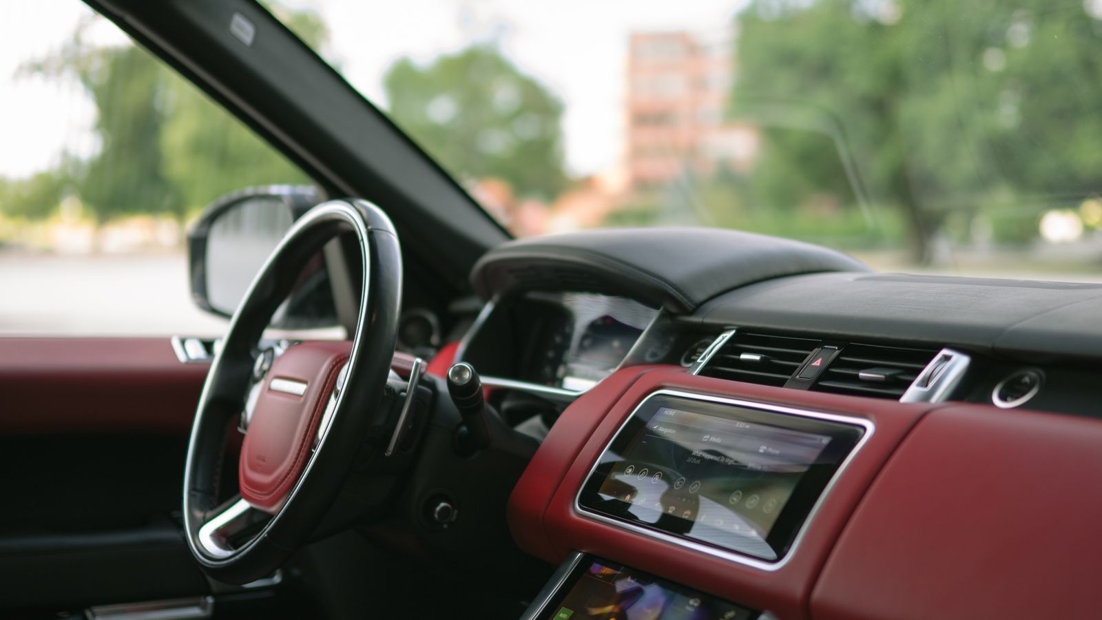 Interior limpo de carro usado preparado para inspeção de um comprador