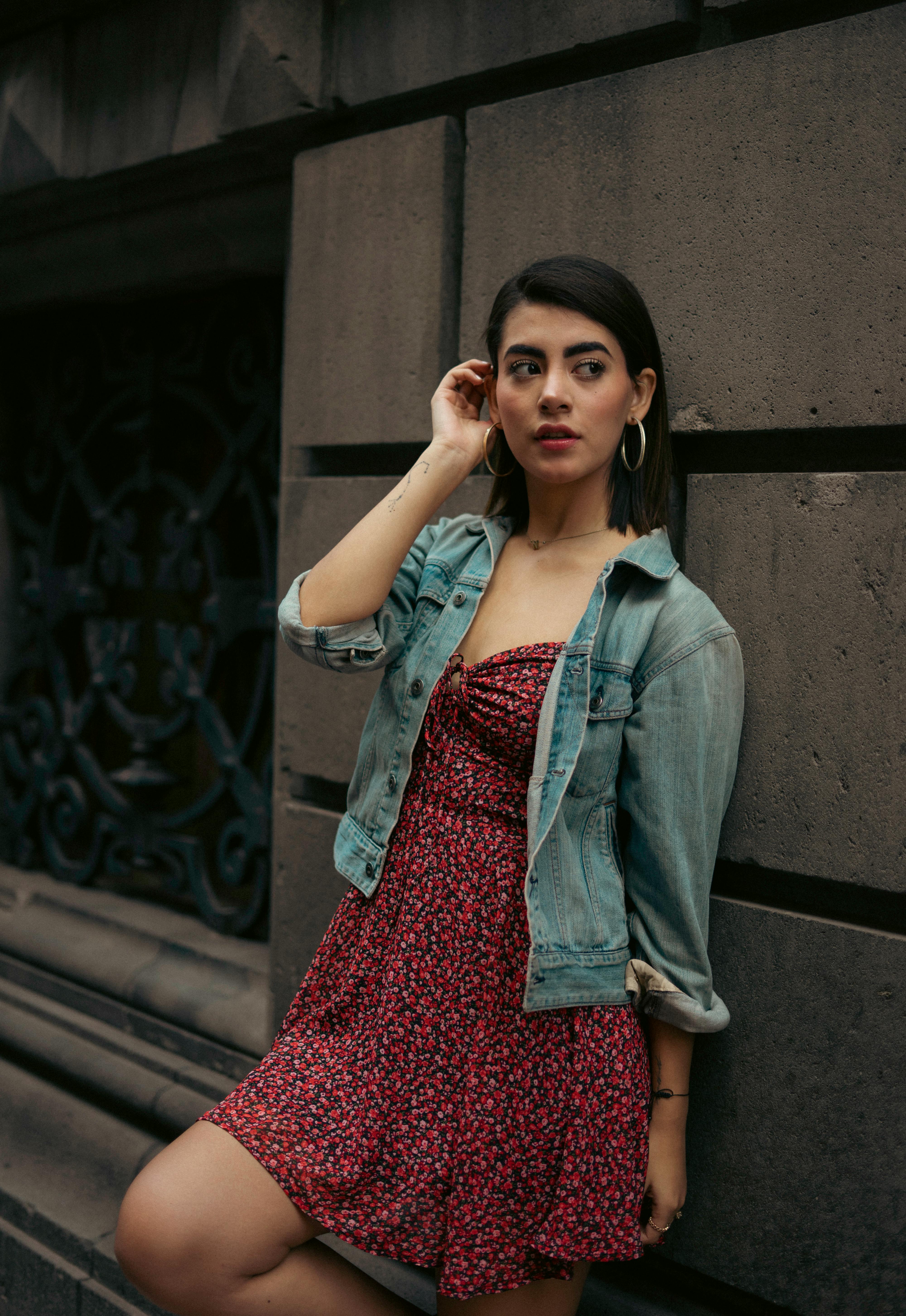 Women's Blue Denim Jacket, White and Blue Floral Maxi Dress, Pink Leather  Tote Bag, Silver Leather Belt | Lookastic