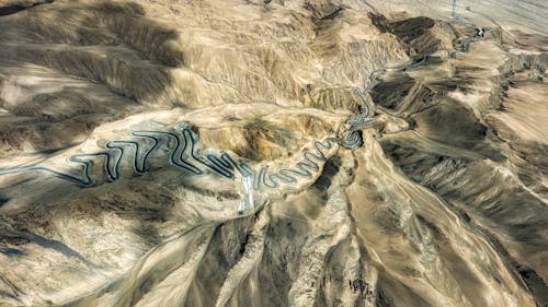 Photographie Aérienne D'une Route Sinueuse Dans Le Bassin De Gobi