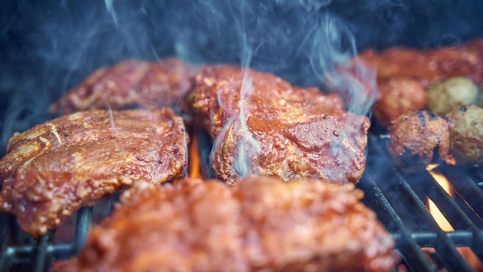 Daging panggang di atas grill, pendamping populer dalam makgeolli soju culture korea selatan