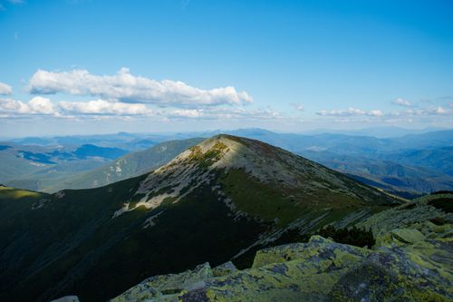 Free Capture of a tranquil mountain peak under a vibrant blue sky with serene landscapes. Stock Photo