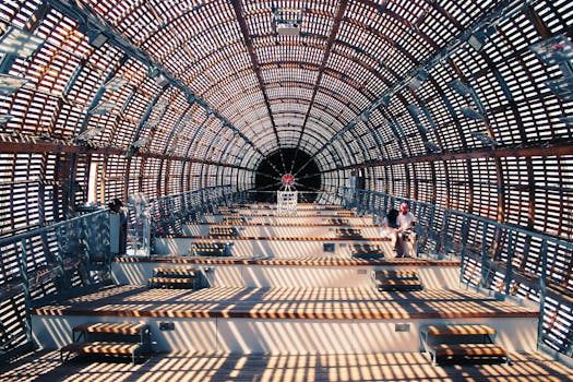 未来的室内建筑将采用几何图案，并以单人坐在其中的设计为特色