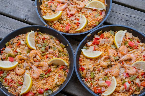 Paelles servides en safata de fusta
