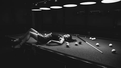 aşındırmak, bilardo, Bilardo masası içeren Ücretsiz stok fotoğraf