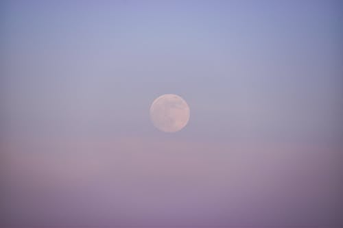 Gratis Fotos de stock gratuitas de cielo, con niebla, fotografía de luna Foto de stock