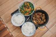 特写一份精美的亚洲餐，有猪肉、蔬菜和米饭