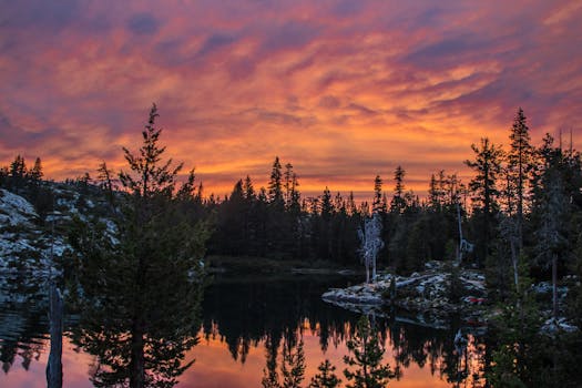 内华达山脉宁静的湖面上，日落令人惊叹，天空倒影生动