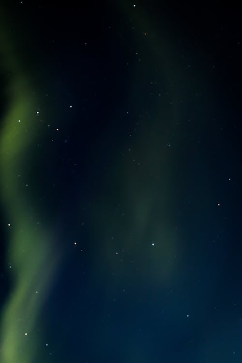 Aurora borealis, dikey atış, gece gökyüzü içeren Ücretsiz stok fotoğraf
