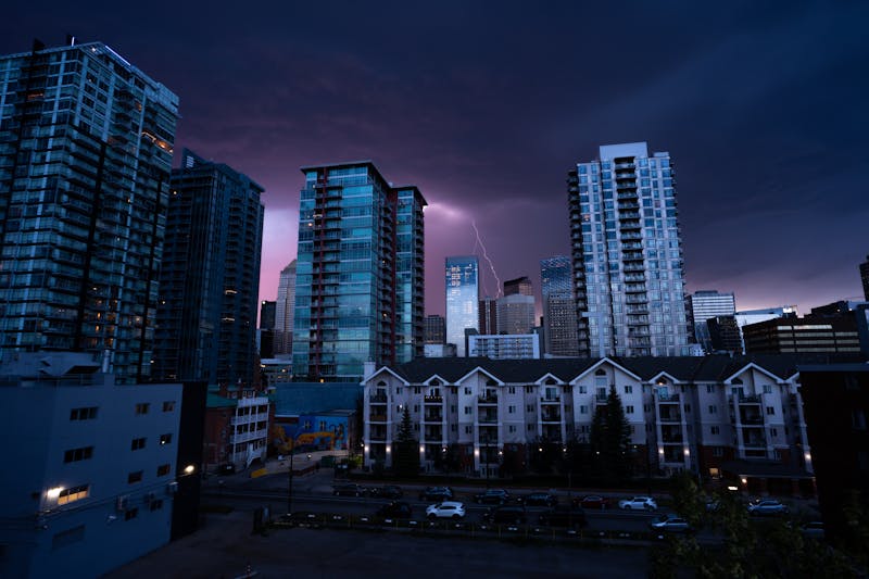 Spectaculaire paysage urbain de Calgary la nuit avec éclairs