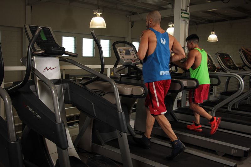 Personas haciendo cardio