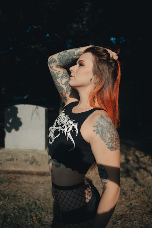 Kostenloses Stock Foto zu coloriertes haar, crop top, frau