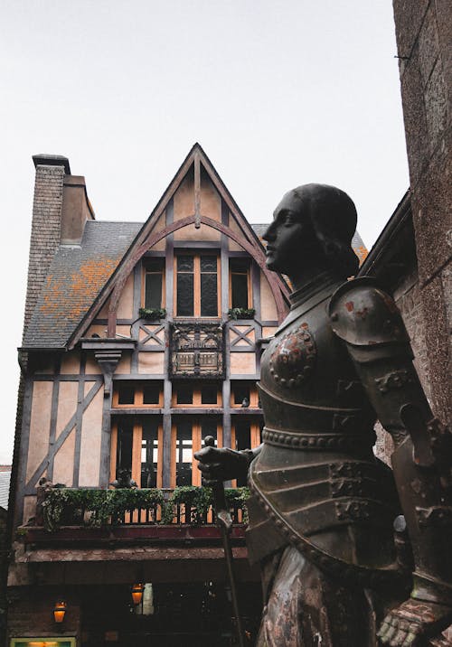 Foto profissional grátis de escultura, estátua, exterior do edifício