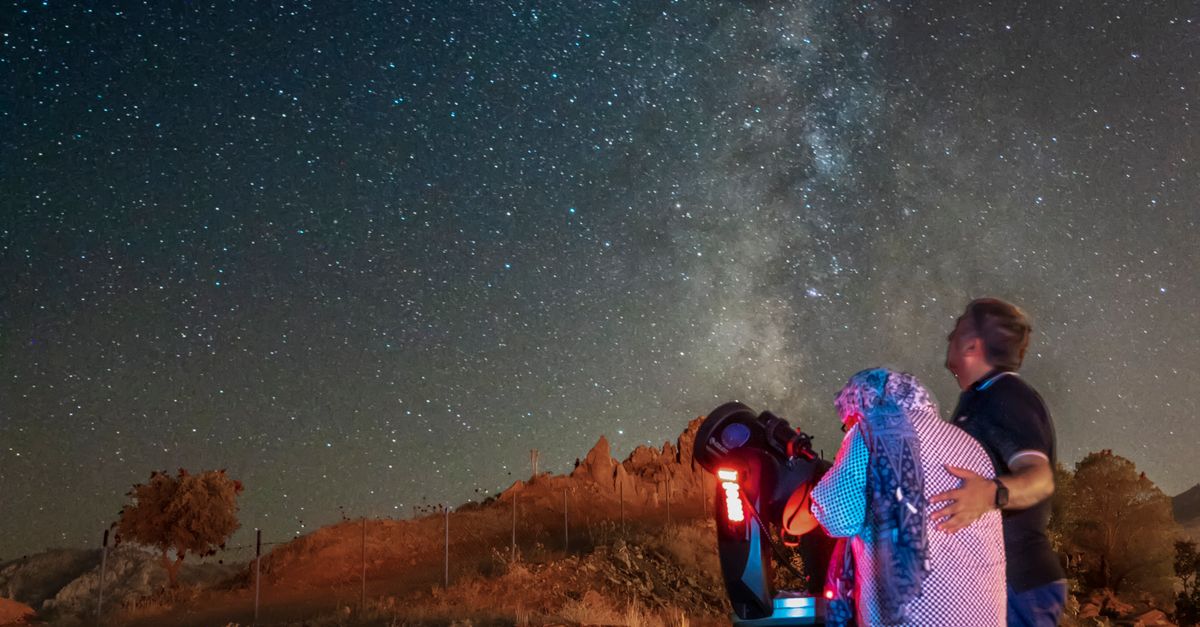 Rüyada Sevgiliyle Yıldızları İzlemek - Rüya Tabiri ve Anlamı - Couple observing the Milky Way in Iran using a telescope. Starry night sky.