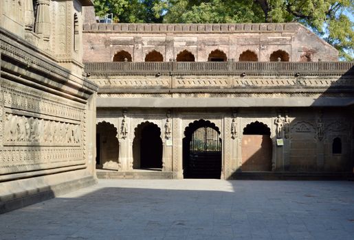 Ahilya Devi Fort's courtyard showcasing intricate Indian architecture in Maheshwar, India.