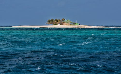 Immagine gratuita di chiaro cielo blu, gazebo, isola