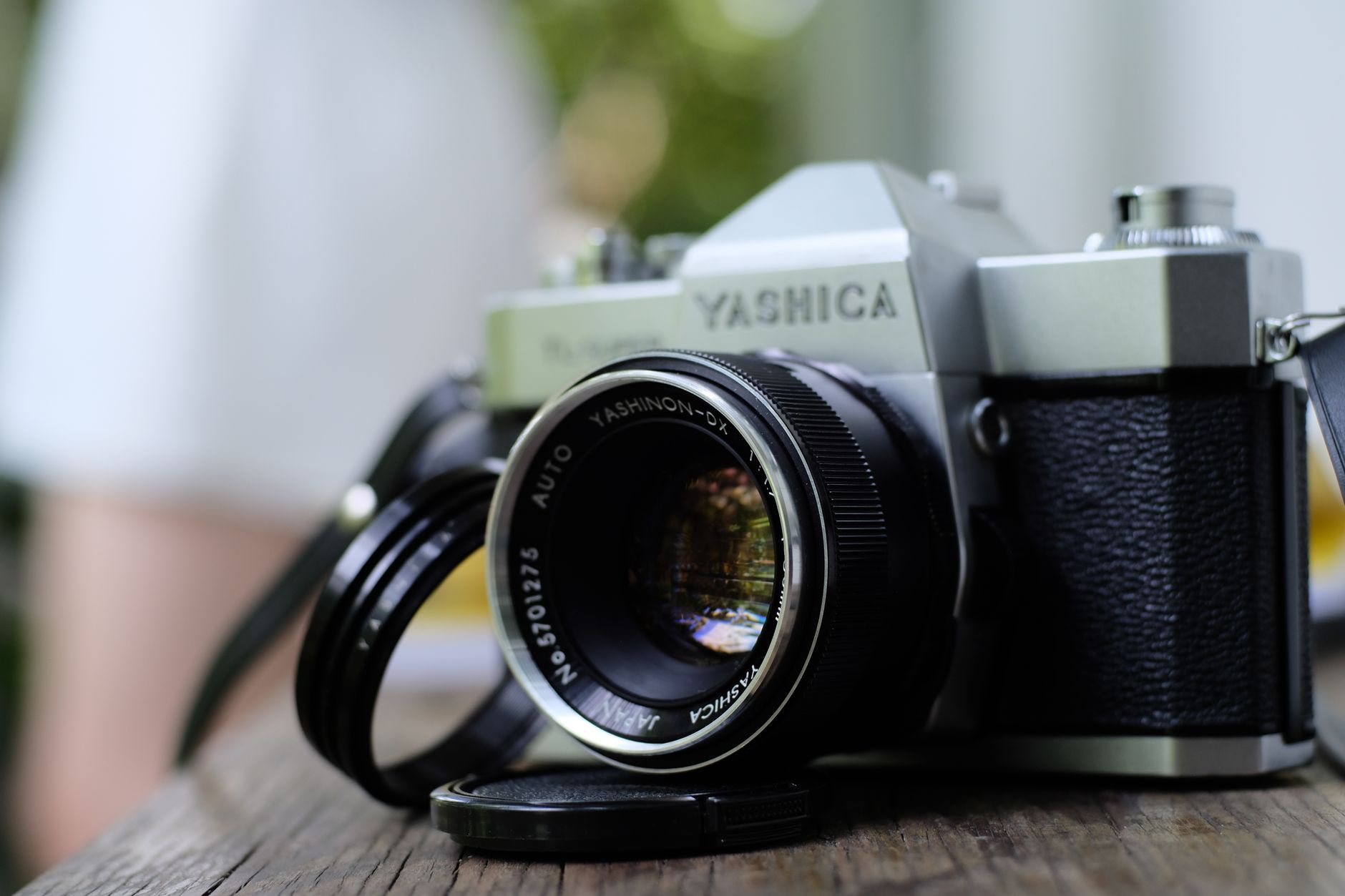 Okul fotoğrafı çeken bir fotoğrafçının kamerası ve fotoğraf ekipmanları