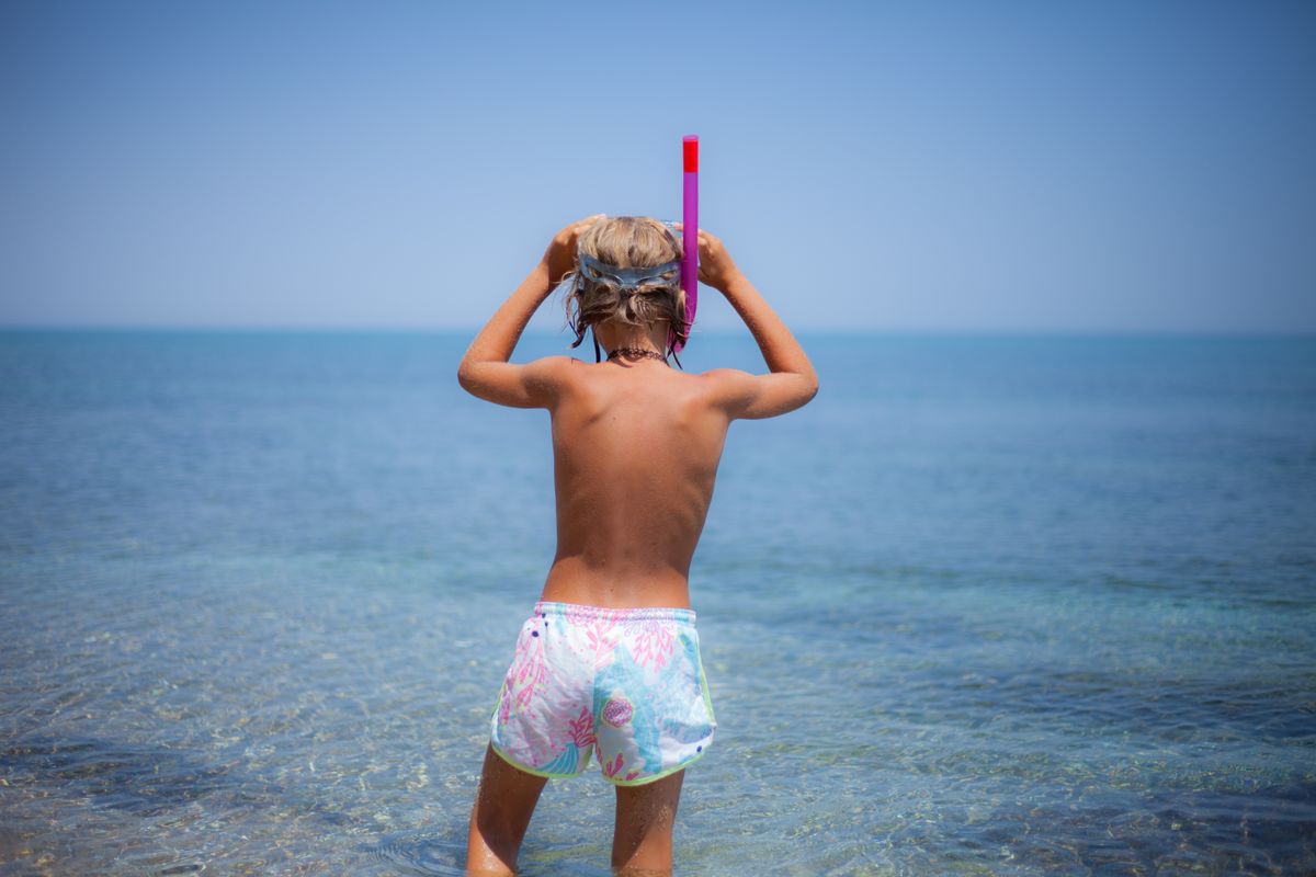 Grieks eiland met blauwe zee