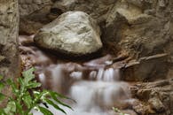 瀑布在郁郁葱葱的自然环境中，静静地流过岩石