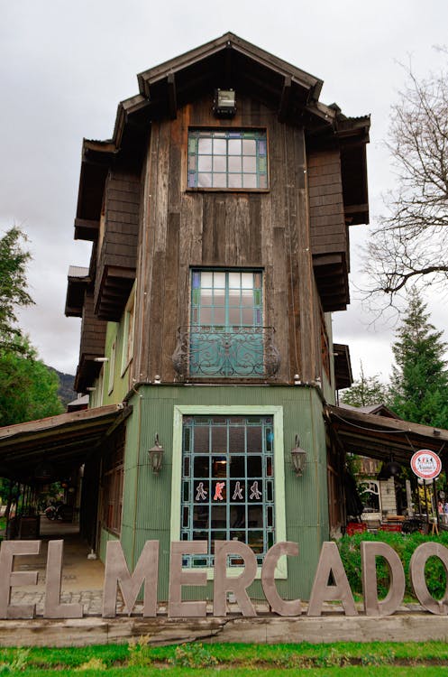 Free Green and White Wooden House Stock Photo