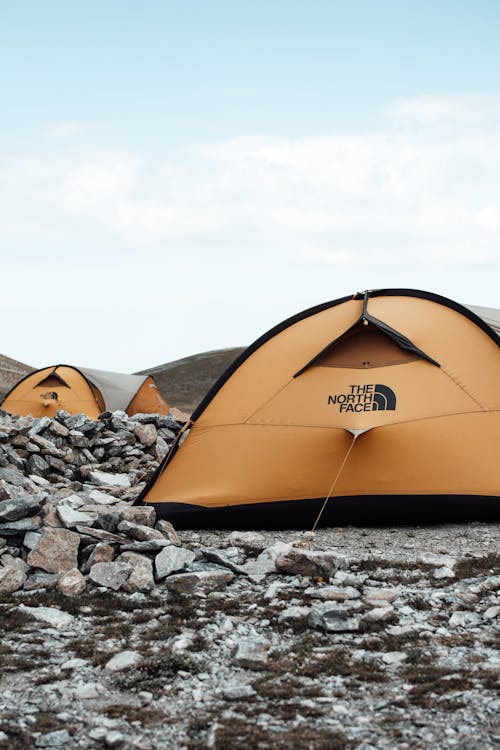 çadırlar, dağcılık, dağlar içeren Ücretsiz stok fotoğraf