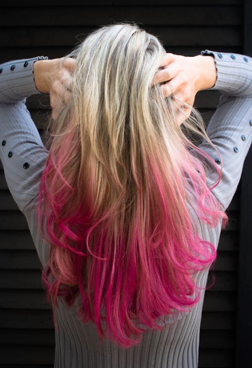 Femme En Haut à Manches Longues Gris Tenant Les Cheveux