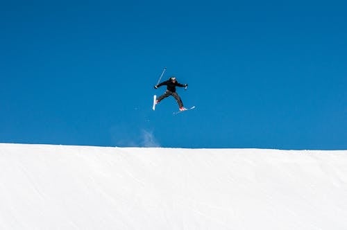 Безкоштовне стокове фото на тему «лижі, перемички, стрибати»