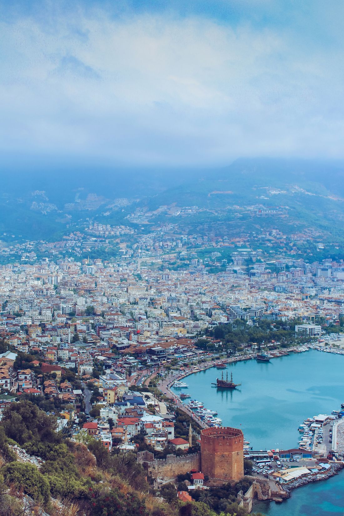 Antalya şehri ve sahil şeridinin kuş bakışı görünümü
