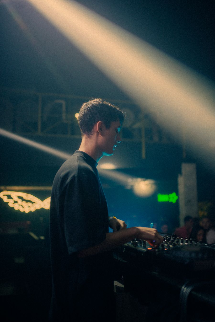DJ em clube com iluminação dramática