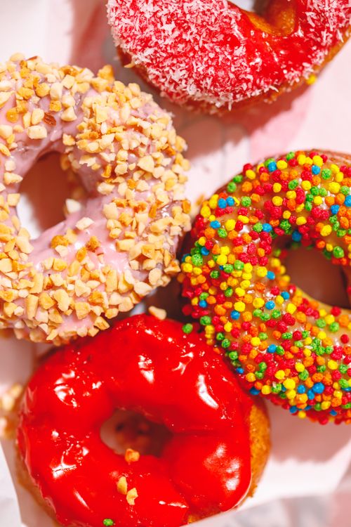 Free Delicious assortment of doughnuts with colorful toppings, perfect for food lovers. Stock Photo