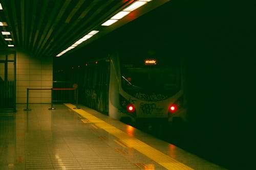 Darmowe zdjęcie z galerii z lokomotywa, peron metra, pociąg