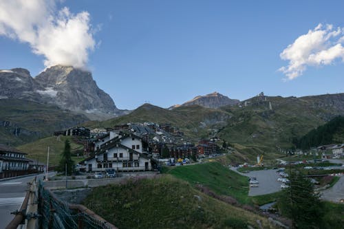 Gratis stockfoto met berggebied, bergketens, bergtop