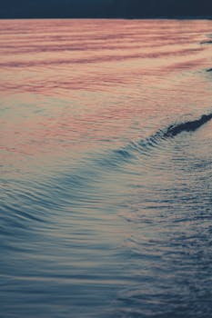 宁静的日落天空下，柔和的海浪荡漾，捕捉着宁静的时刻