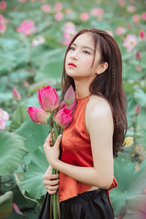 Gratis lagerfoto af asiatisk kvinde, Asiatisk pige, blomster Lagerfoto