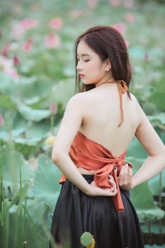 一位优雅的女性在花卉环绕的肖像中，以风格与优雅拥抱大自然的美丽